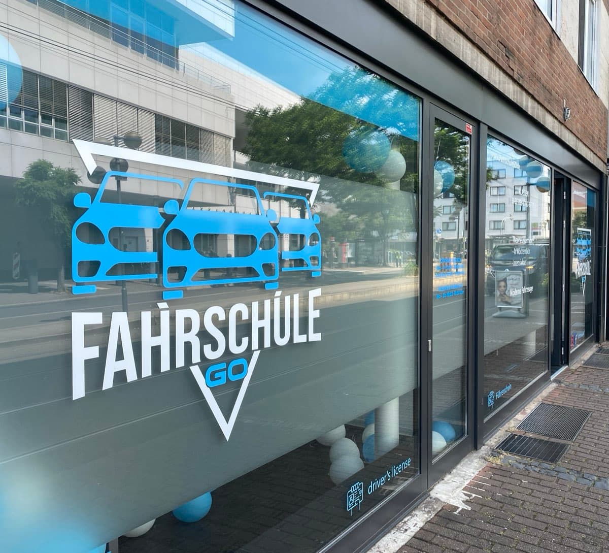 Schaufenster der Fahrschule GO in der Oberstraße 70 in Neuss
